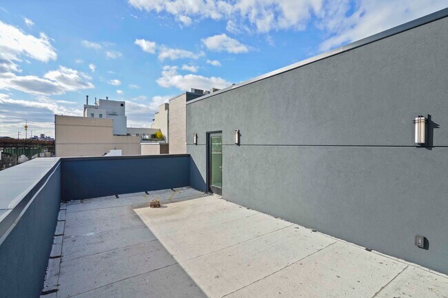 Building Photo - 45 Garnet St