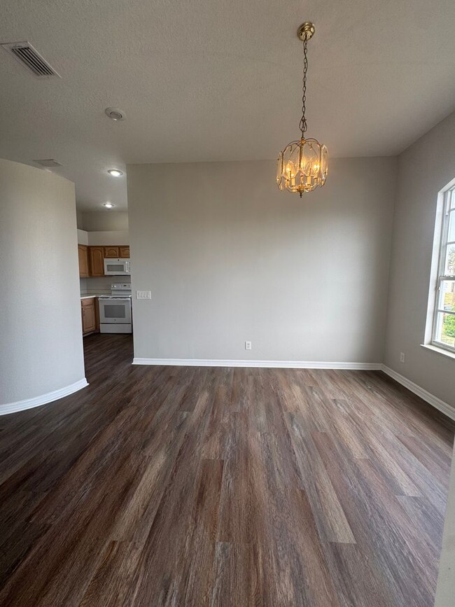 Building Photo - 3 BD / 2BA WATER VIEW CARRIAGE TOWNHOME