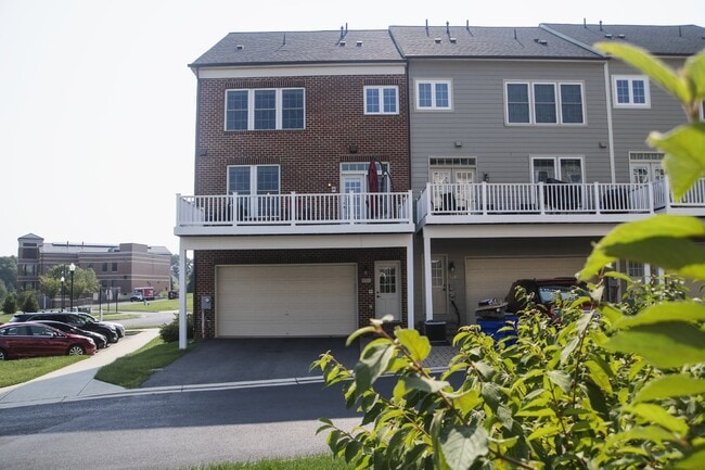 Building Photo - Villages at Urbana Luxury Townhouse For Lease