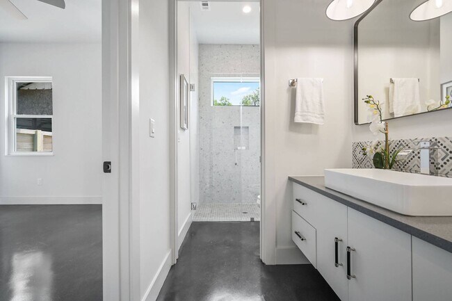 Building Photo - Premium Central Austin New Construction