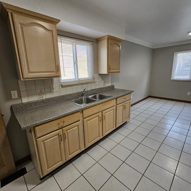 Building Photo - 3 Bedroom Ranch, Eat-In Kitchen, All Appliances, Big Basement with Extra Storage, 2 Car Garage.