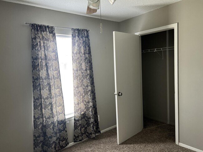 Building Photo - 1705 Deatsville Hwy