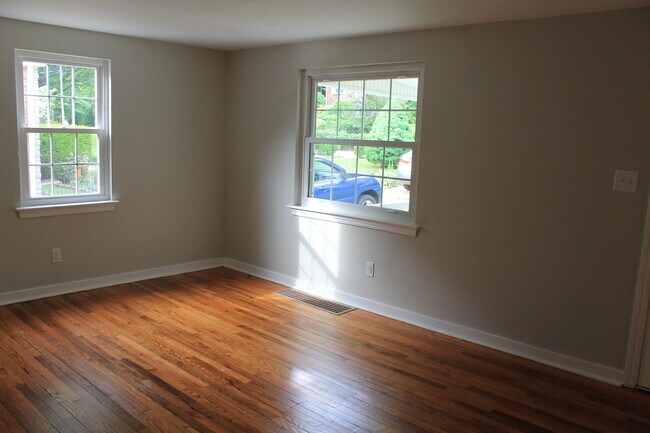 Building Photo - 272 Barclay Ave