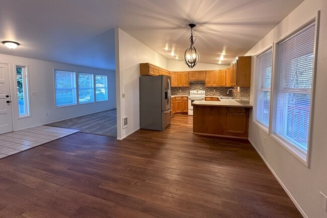 Building Photo - Nice 3 bd Rambler Availalbe for move in Oc...