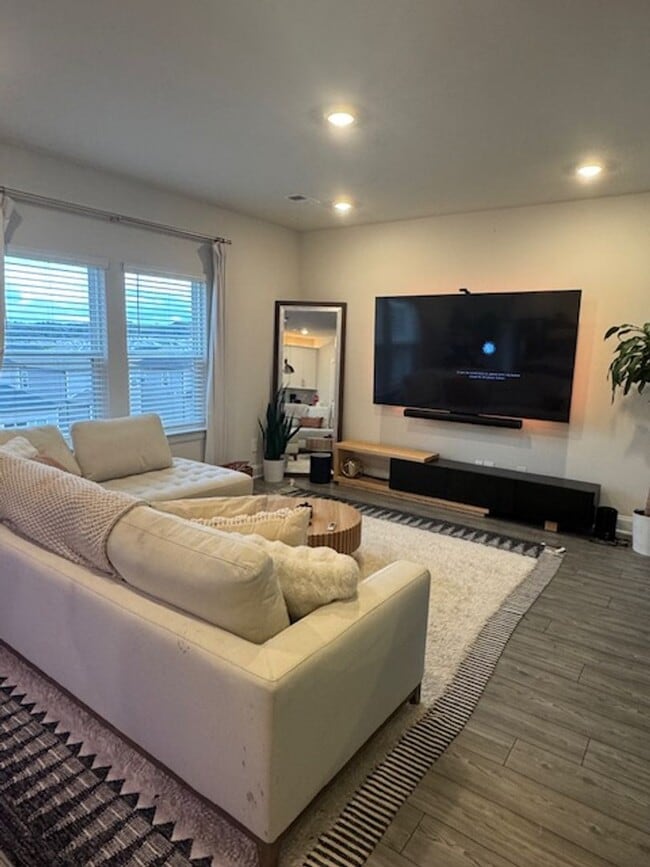 Building Photo - Beautiful newer home with 3 bedrooms, 2.5 ...