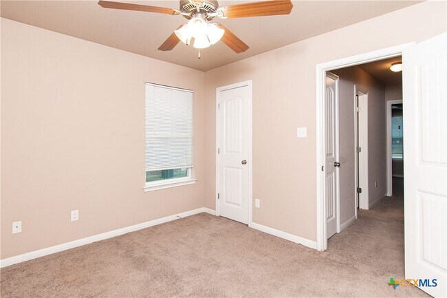 Building Photo - 704 W Gemini Ln