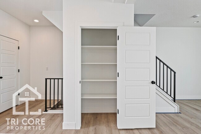 Building Photo - 143 E Lavalle Ct