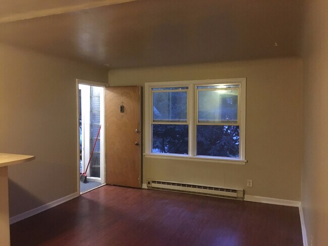 Building Photo - COZY 1BD/1BA LOWER SOUTH HILL APARTMENT | A/C | ON-SITE LAUNDRY | PET FRIENDLY | $250 OFF MOVE-IN...