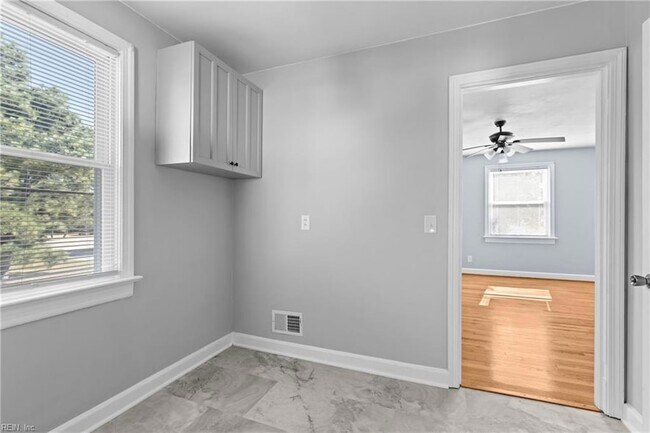 Building Photo - 1200 Little Bay Ave