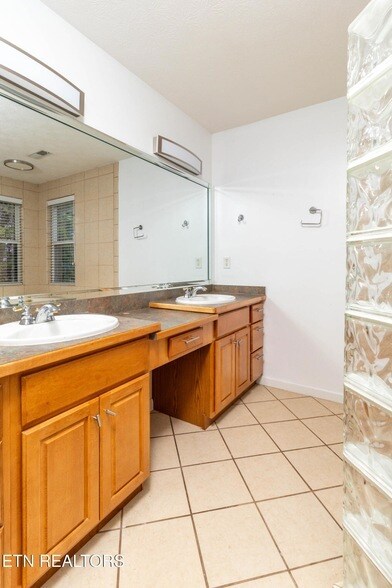 Building Photo - 2084 Allenridge Dr