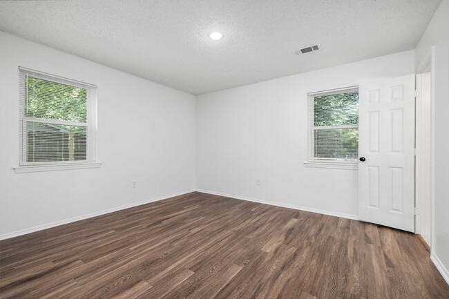 Building Photo - 3 bedroom, 2 bath recently updated in Horn...