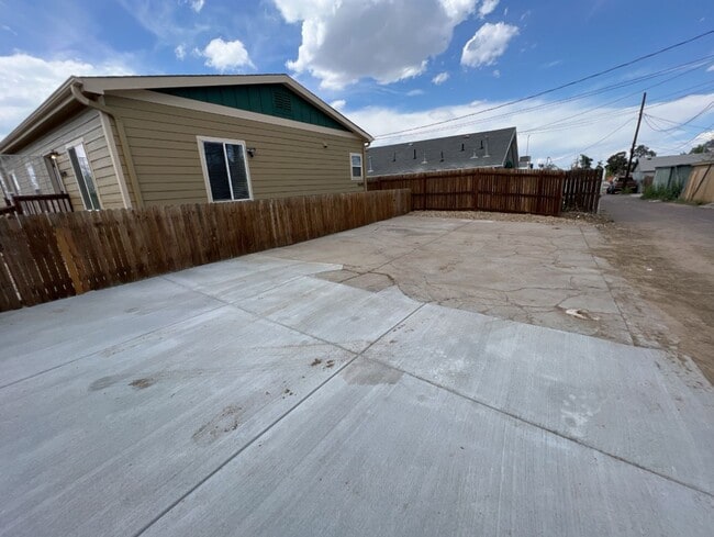 Building Photo - 3 Bed 1 Bath in Denver's Elyria Swansea Neighborhood