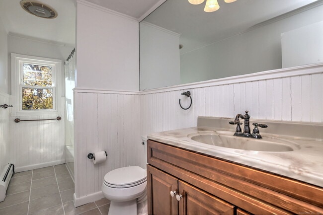 Building Photo - 245 Sunnyridge Ave