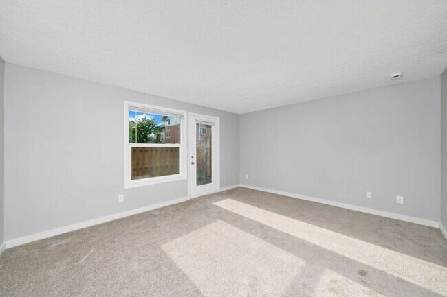 Building Photo - 2 bedroom unit. Pets OK! Lots of upgrades! Full size washer and dryer in every unit!!