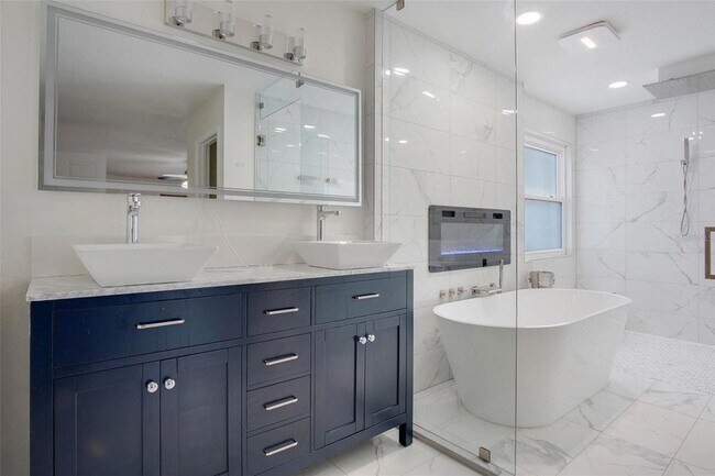 Building Photo - 12661 Enclave Dr