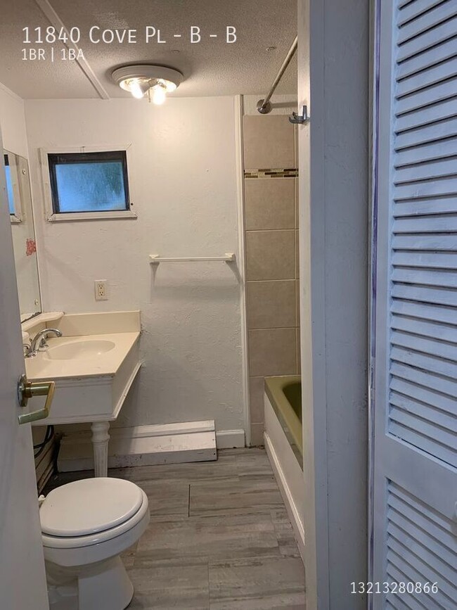 Building Photo - 1/1 spacious studio in a Mobile Home - Wes...