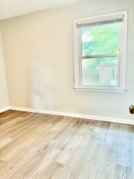 Building Photo - 1006 New St