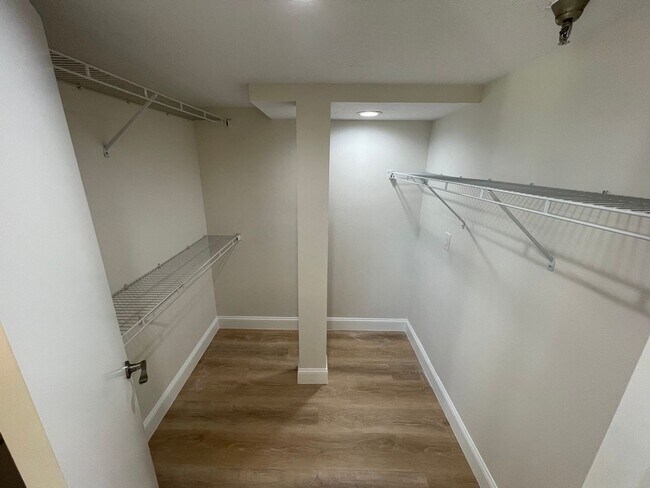 Building Photo - 2090 S Tamiami Trl