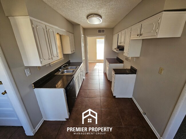 Building Photo - 4BR Memphis Home w/ Brick Fireplace, Formal Dining & Fenced Yard