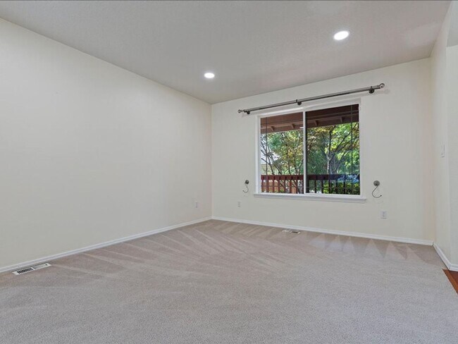 Building Photo - FOR RENT: MRS. CLEAN LIVED HERE! LOVELY HILLSBORO HOME AVAILABLE NOW! 4 BED, 2.5 BATH, 2 CAR GAR,...