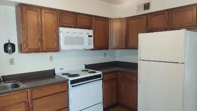 Building Photo - ADORABLE APACHE JUNCTION TWO-BEDROOM!