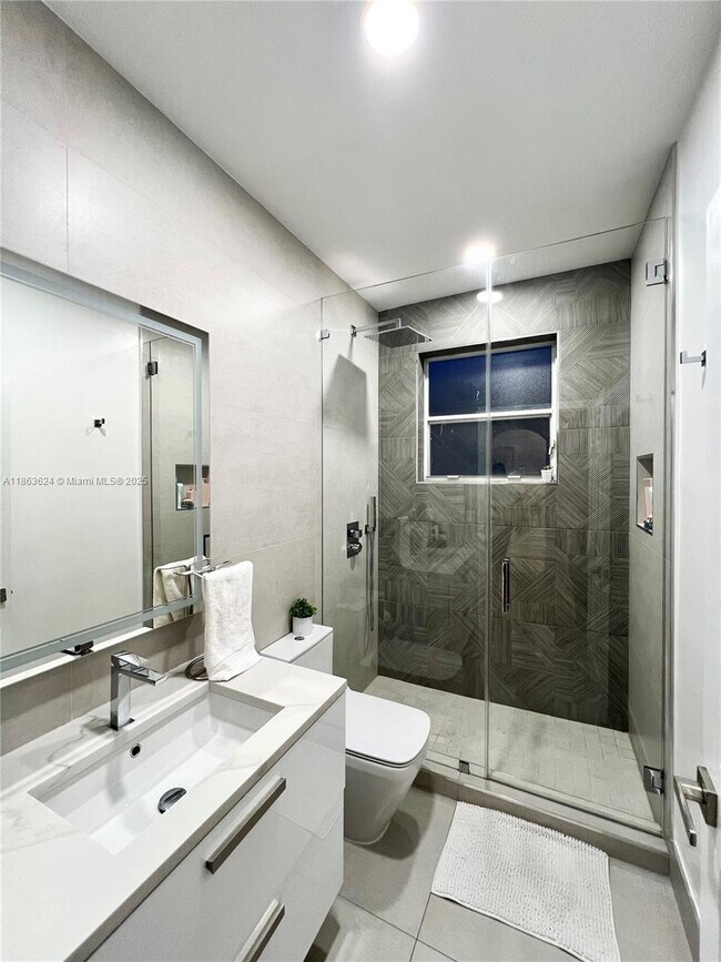 Building Photo - 3806 Oak Ridge Cir