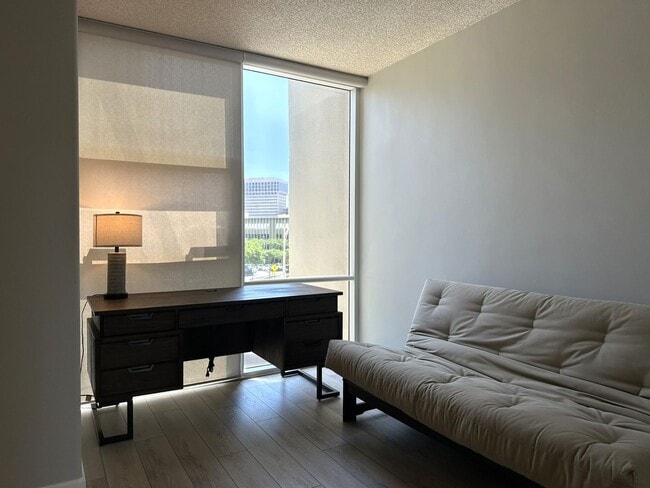 Building Photo - Furnished, Pet Friendly - Honolulu Park Pl...
