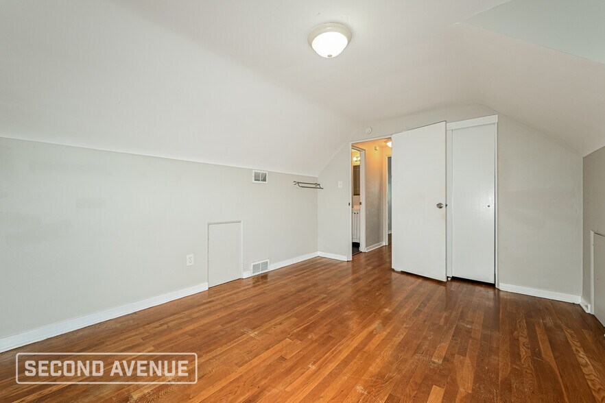 Building Photo - 1031 Greenlawn Dr