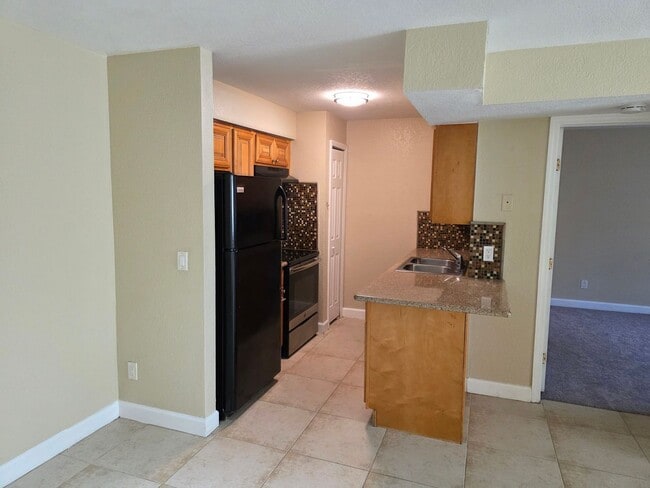 Building Photo - Upgraded Condo With Washer And Dryer