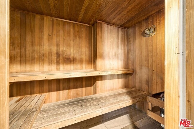 Building Photo - 875 Comstock Ave