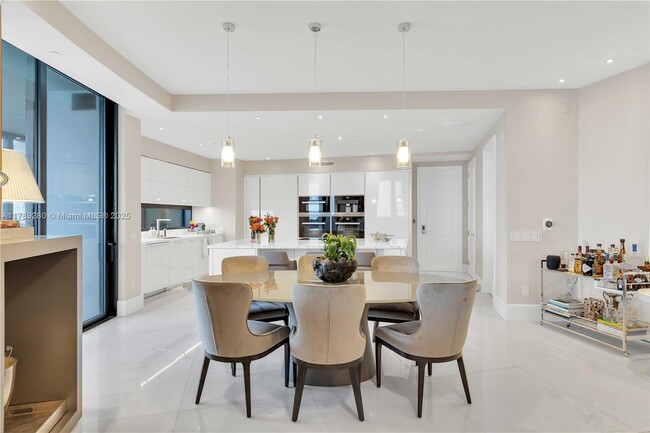 Building Photo - 18555 Collins Ave