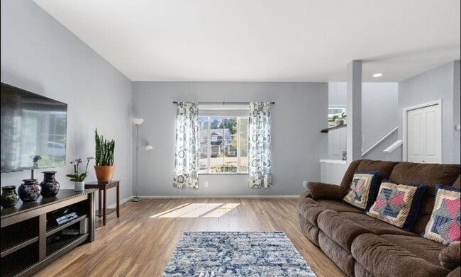 Building Photo - Large 4 bedroom home-Pet friendly!