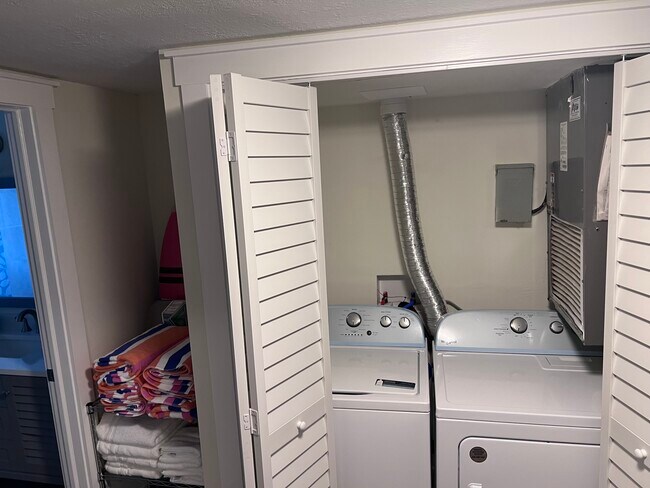 Building Photo - 208 A St