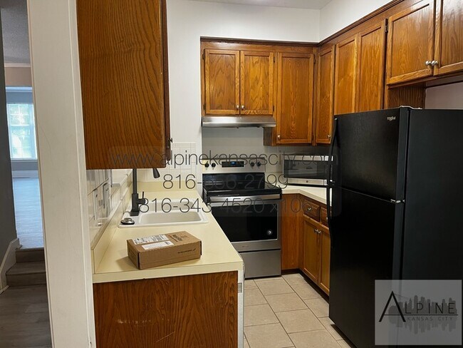 Building Photo - Spacious, 2 Car Garage! Great Location!