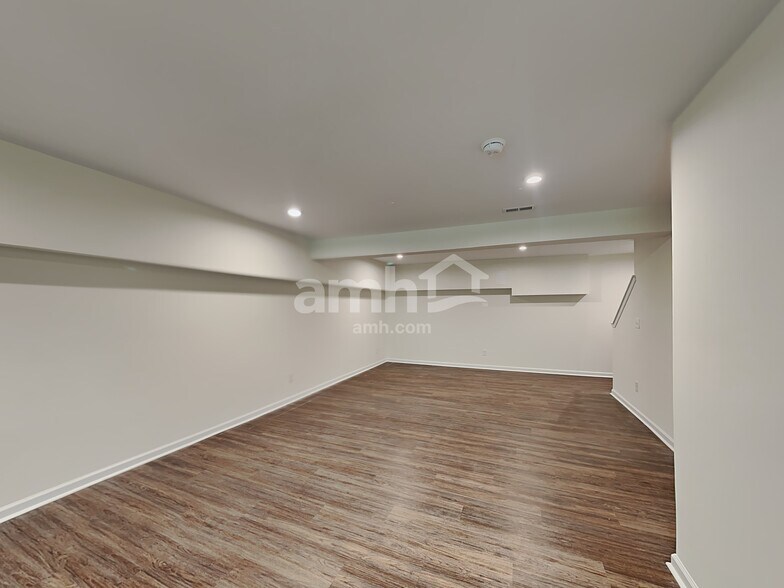Building Photo - 661 Hamilton Park Dr