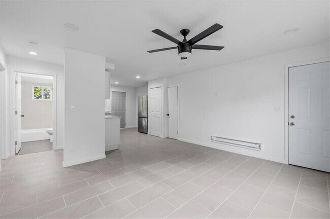 Building Photo - 610 N College Dr