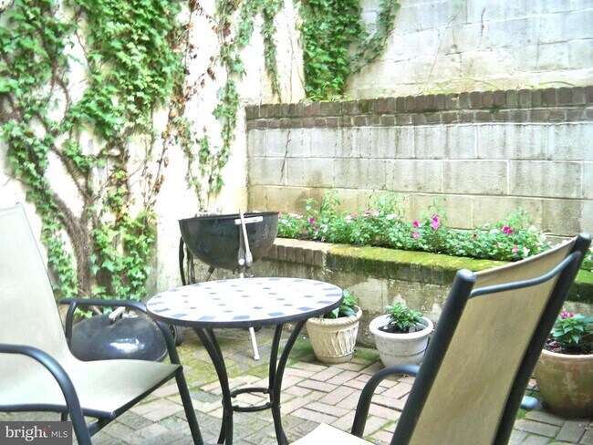 Primary Photo - 1122 Rodman St