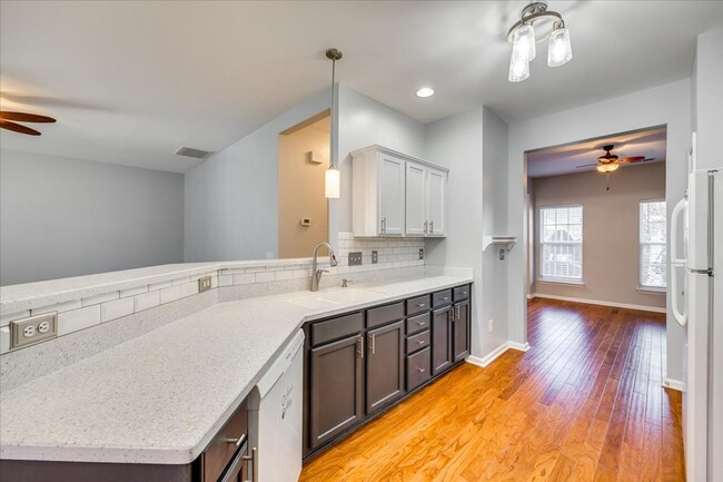 Building Photo - Fabulous 3 bedroom 2.5 bath townhome in Au...