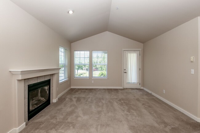 Building Photo - Low Maintenance 3 Bedroom Condo