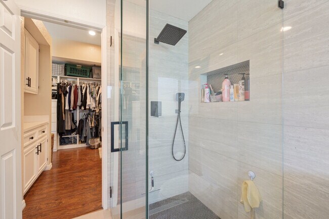 Building Photo - 43911 La Carmela Dr