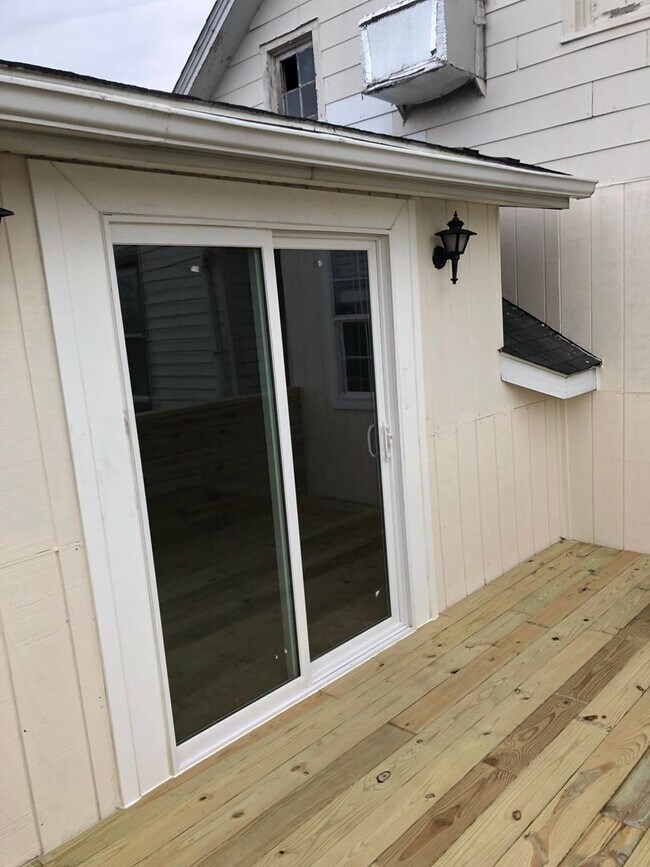 Building Photo - 103 W 2nd St