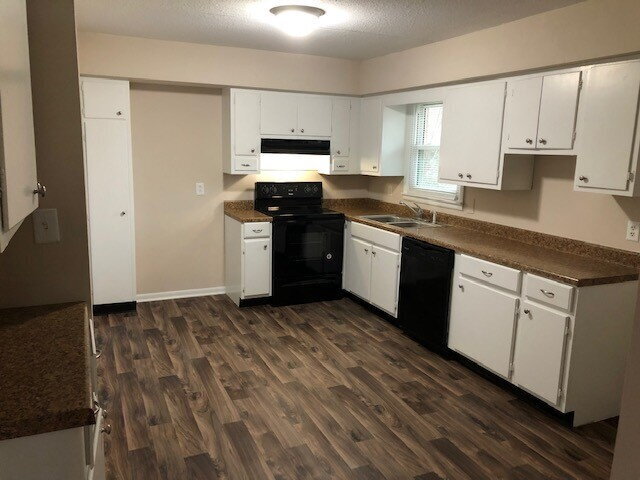 Building Photo - WEST SIDE UPDATED 4 BEDROOM AVAILABLE TODAY!