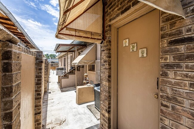 Building Photo - 2006 Piedra China St