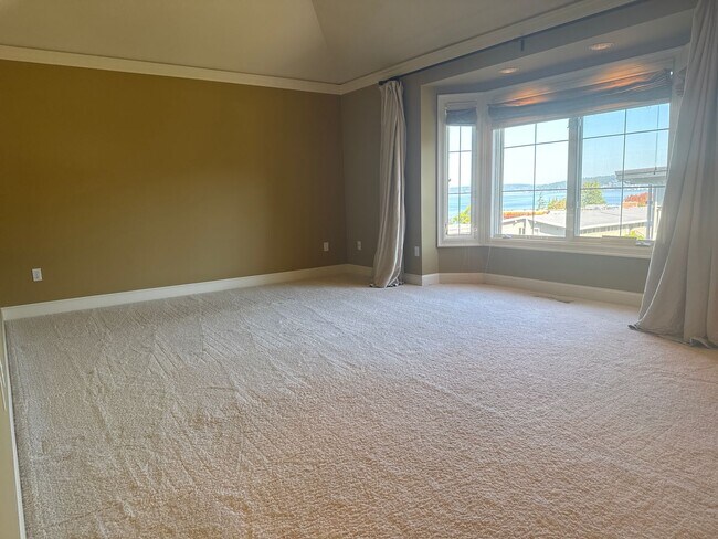 Building Photo - Exceptional 3 bed, 3 bath in Houghton Kirk...