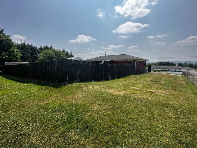 Building Photo - Move in special - 3 bedroom/2 bath brick h...