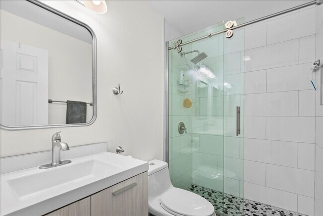 Building Photo - 1 Bed/1 Bath + 2 Parking Spaces and Walking Distance to Beach