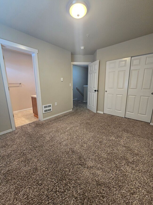 Building Photo - Possibly the Nicest & Most Convenient Townhome!