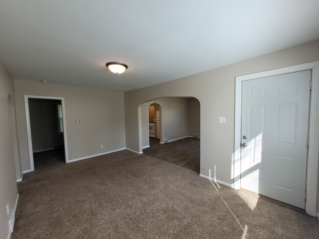 Building Photo - Two Bedroom with rear sun room bonus room,...