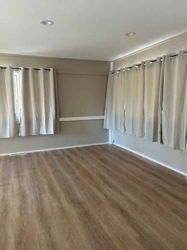 Building Photo - 400 Meadow Ln