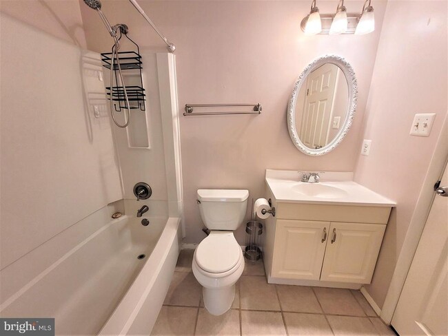 Building Photo - 8072 Grandview Ct